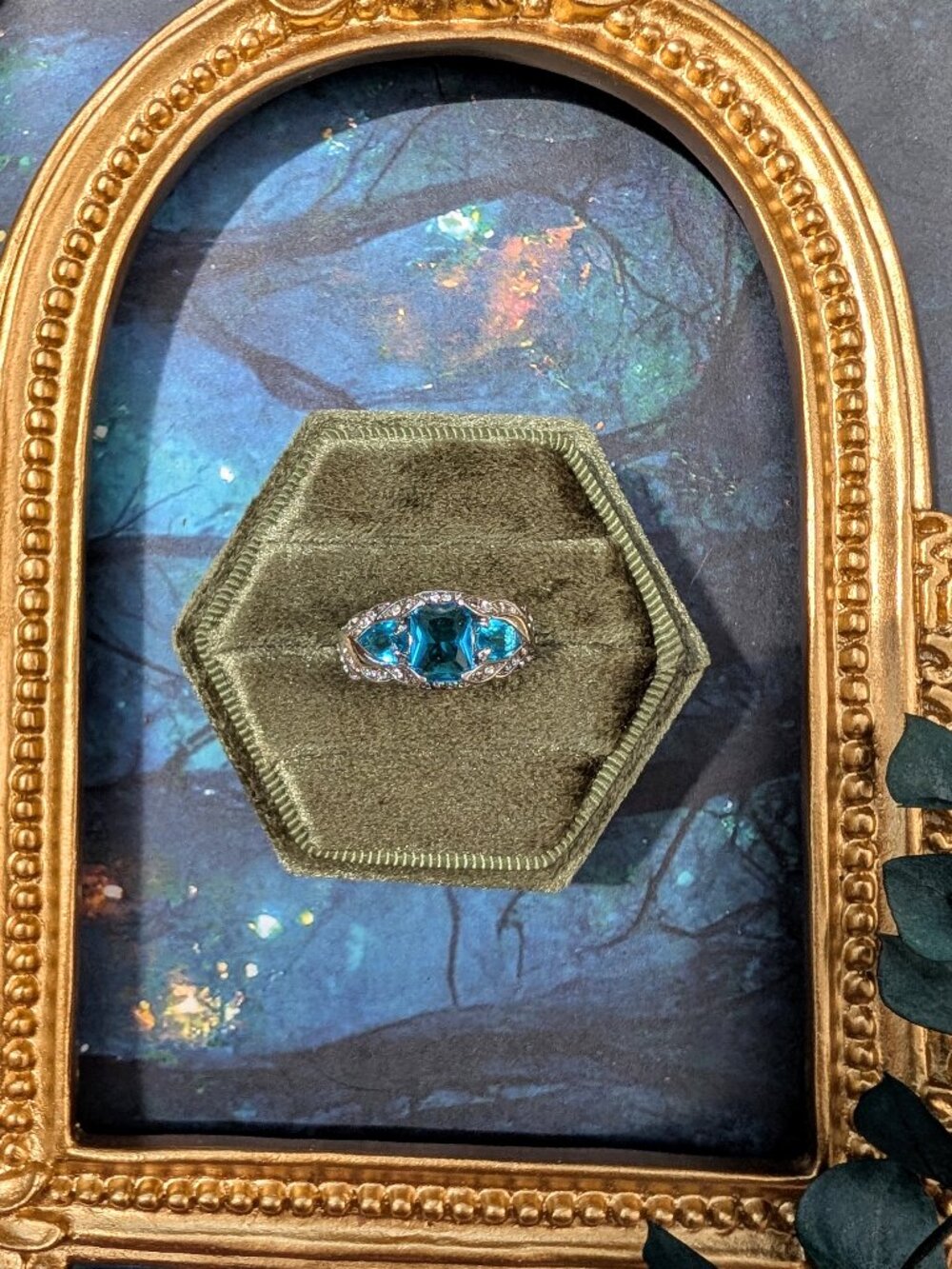 Vintage aquamarine blue rhinestone cocktail ring with feathered band, size 6.5
